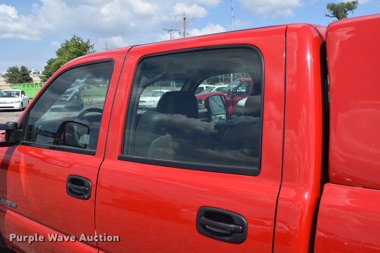 image for item L2520 2006 Chevrolet Silverado 2500HD Crew Cab pickup truck