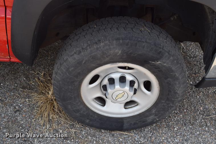 image for item L2520 2006 Chevrolet Silverado 2500HD Crew Cab pickup truck