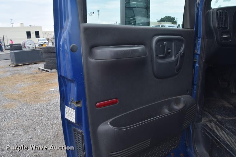 image for item L2521 2003 Chevrolet C4500 flatbed truck