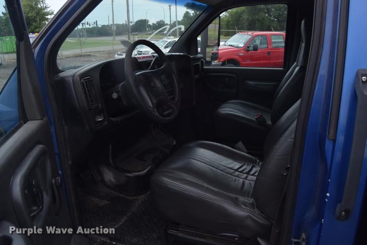 image for item L2521 2003 Chevrolet C4500 flatbed truck