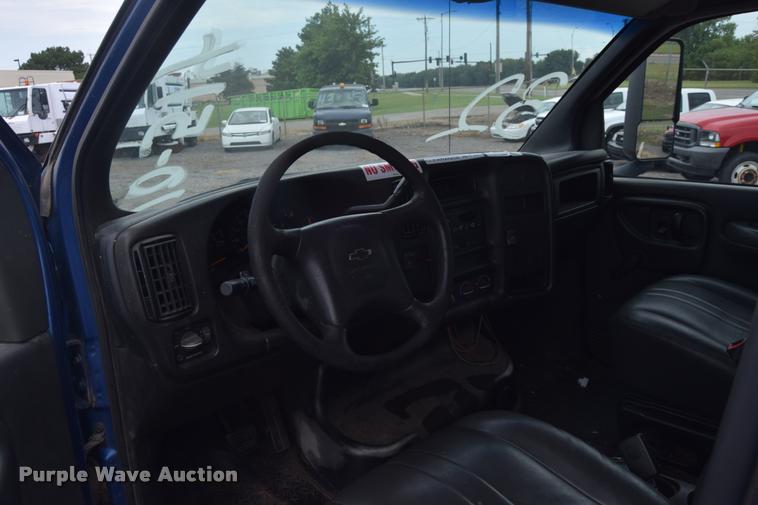 image for item L2521 2003 Chevrolet C4500 flatbed truck