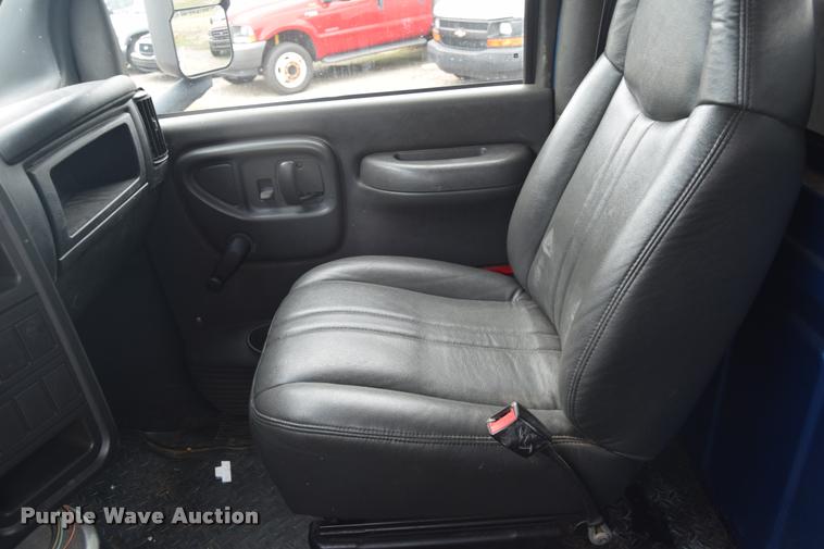 image for item L2521 2003 Chevrolet C4500 flatbed truck