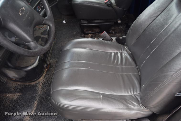 image for item L2521 2003 Chevrolet C4500 flatbed truck