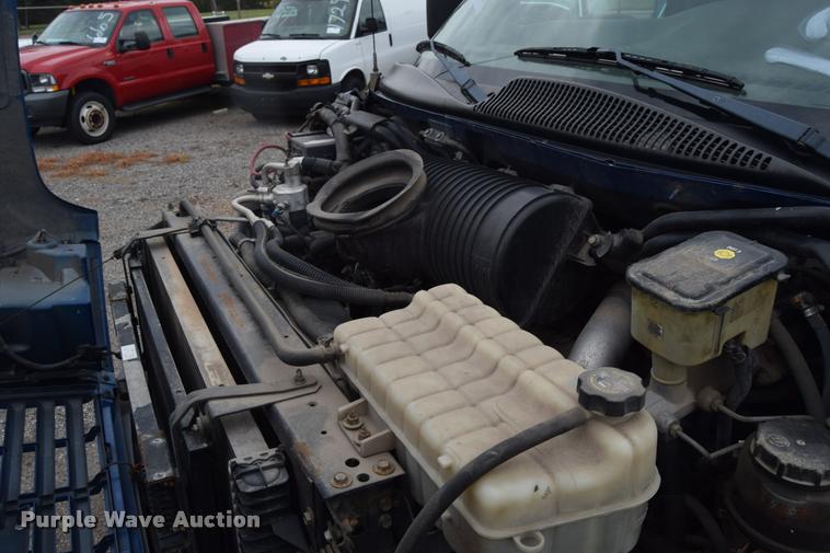 image for item L2521 2003 Chevrolet C4500 flatbed truck