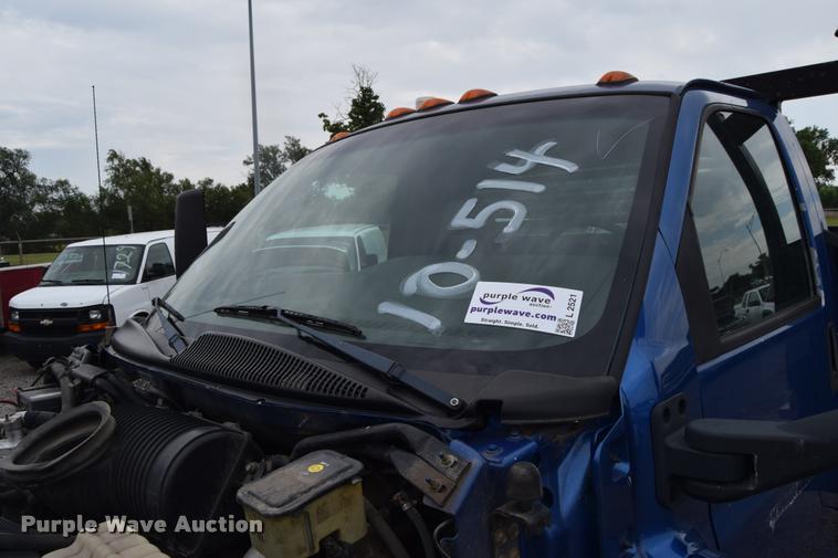 image for item L2521 2003 Chevrolet C4500 flatbed truck