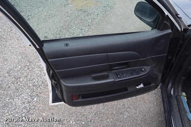 image for item L2522 2010 Ford Crown Victoria Police Interceptor