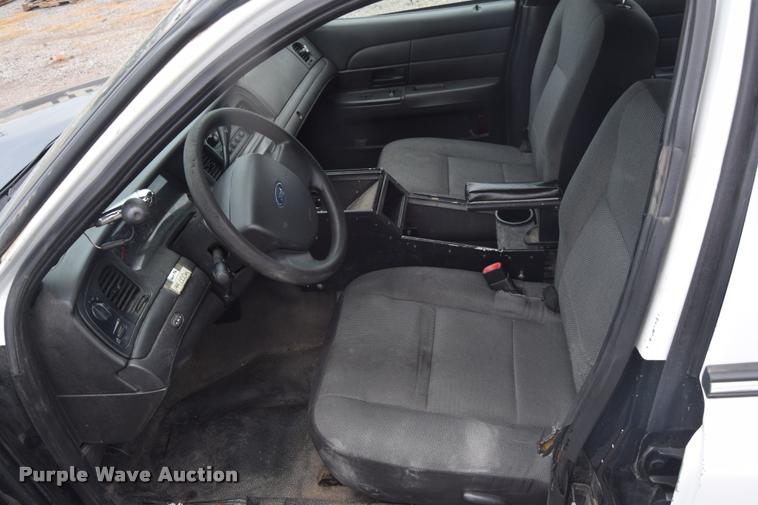 image for item L2522 2010 Ford Crown Victoria Police Interceptor