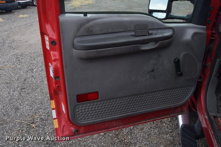 image for item L2523 2004 Ford F550 Super Duty XL Crew Cab utility truck