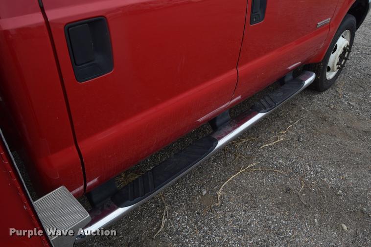 image for item L2523 2004 Ford F550 Super Duty XL Crew Cab utility truck
