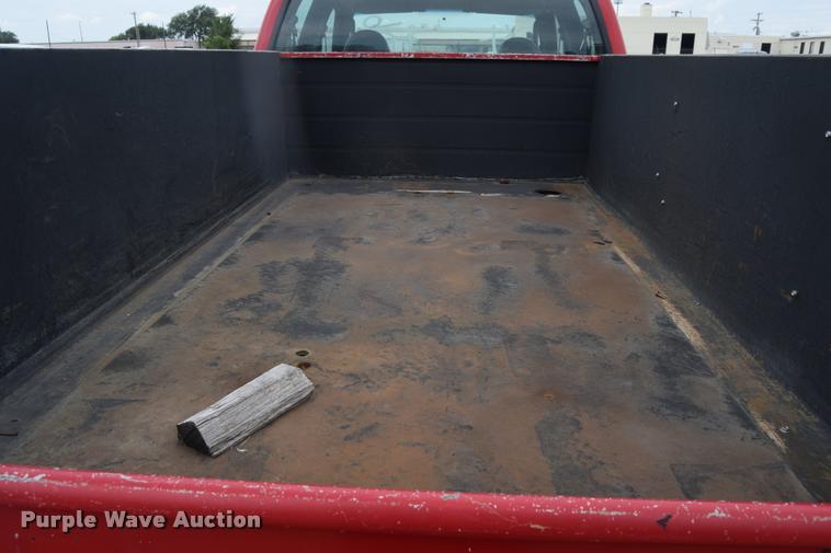 image for item L2523 2004 Ford F550 Super Duty XL Crew Cab utility truck