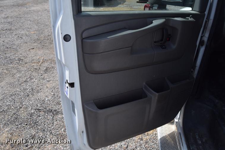 image for item L2525 2008 Chevrolet Express 3500 Extended Cargo van