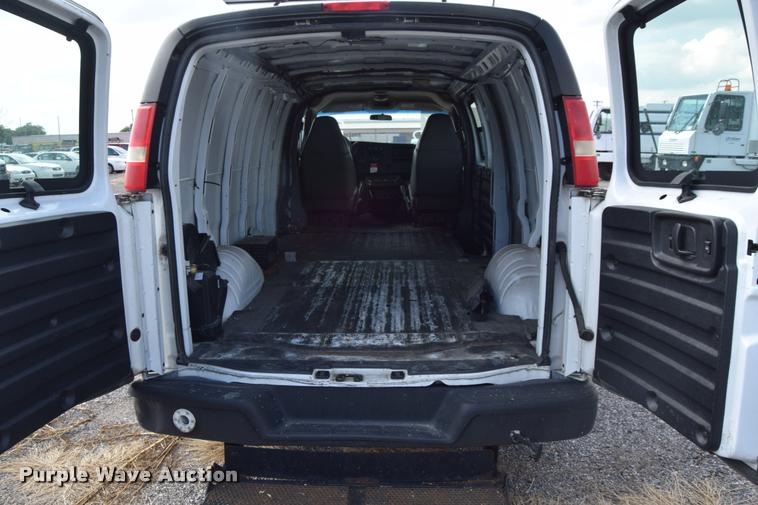 image for item L2525 2008 Chevrolet Express 3500 Extended Cargo van