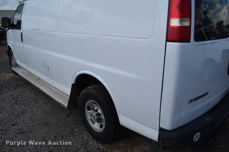 image for item L2525 2008 Chevrolet Express 3500 Extended Cargo van