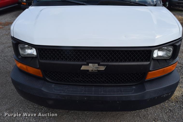 image for item L2525 2008 Chevrolet Express 3500 Extended Cargo van