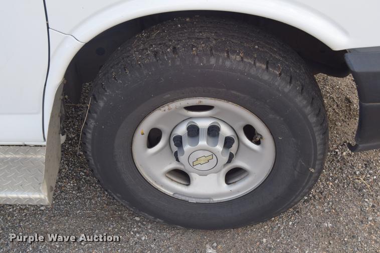 image for item L2525 2008 Chevrolet Express 3500 Extended Cargo van