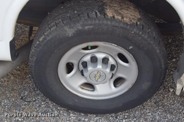 image for item L2525 2008 Chevrolet Express 3500 Extended Cargo van