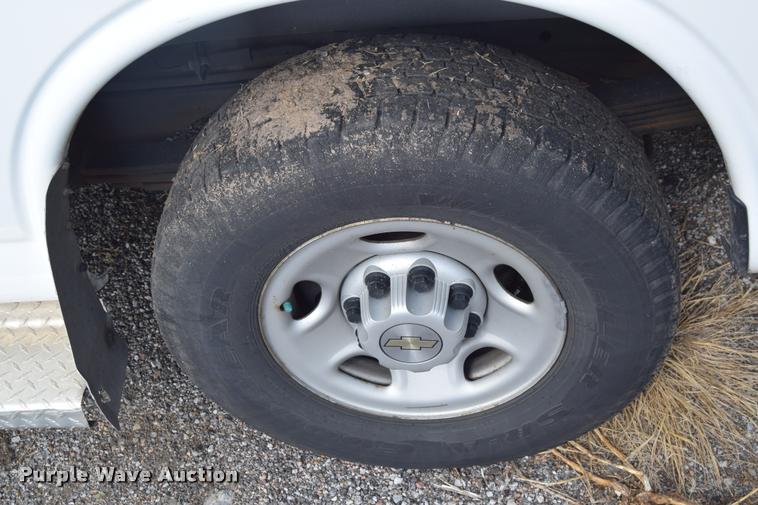 image for item L2525 2008 Chevrolet Express 3500 Extended Cargo van