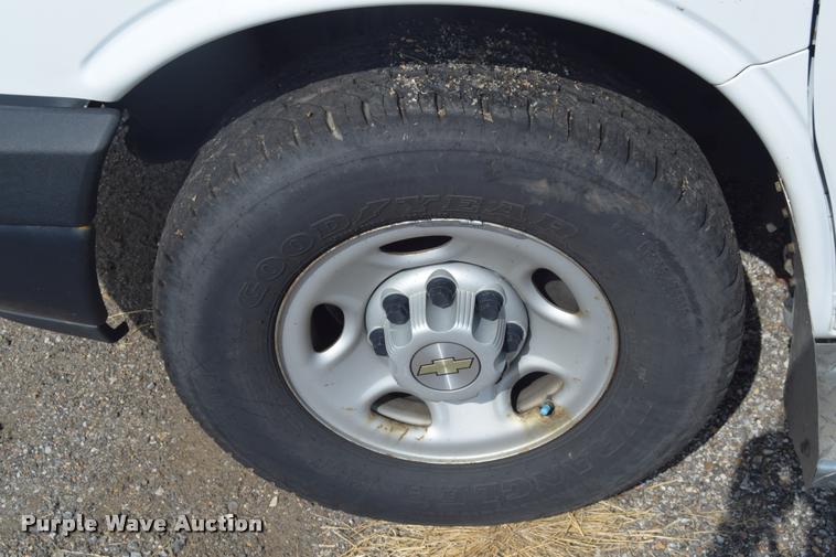 image for item L2525 2008 Chevrolet Express 3500 Extended Cargo van