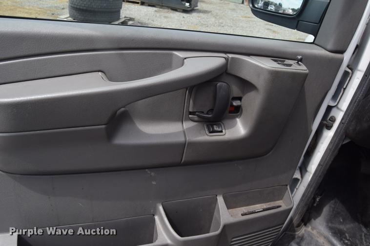 image for item L2526 2008 Chevrolet Express 3500 Extended Cargo van