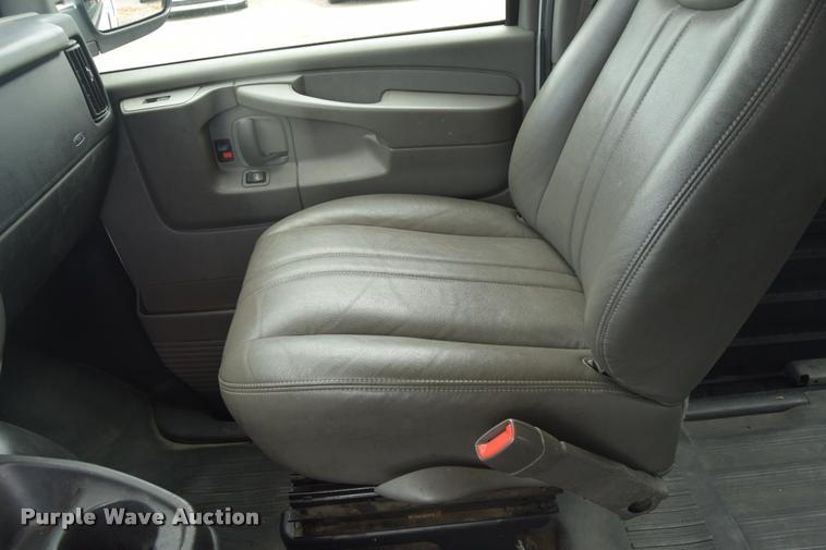 image for item L2526 2008 Chevrolet Express 3500 Extended Cargo van