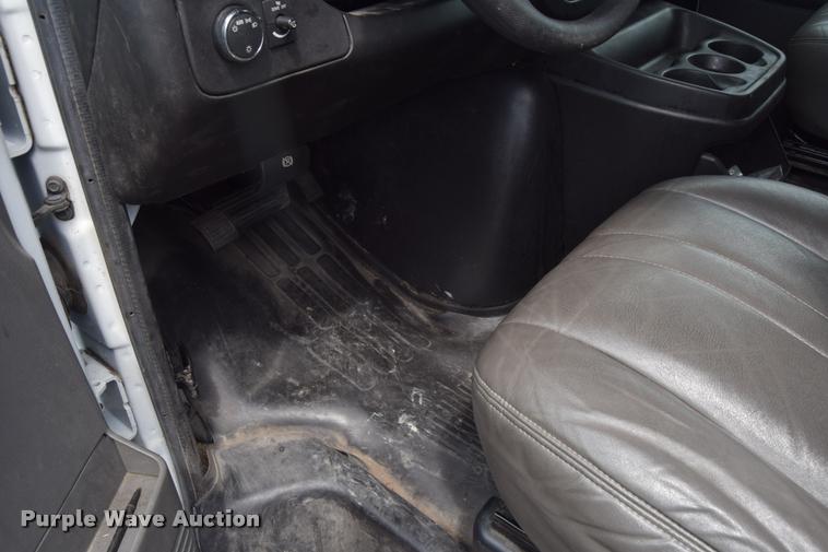 image for item L2526 2008 Chevrolet Express 3500 Extended Cargo van