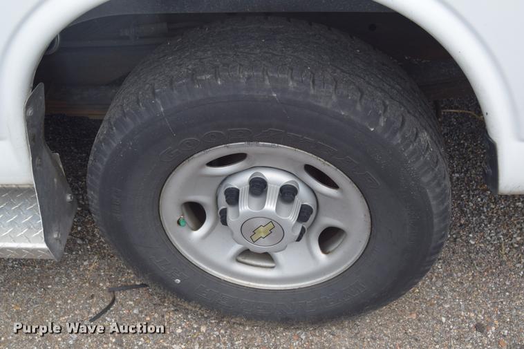 image for item L2526 2008 Chevrolet Express 3500 Extended Cargo van
