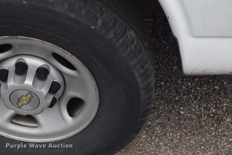 image for item L2526 2008 Chevrolet Express 3500 Extended Cargo van