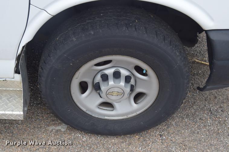 image for item L2526 2008 Chevrolet Express 3500 Extended Cargo van