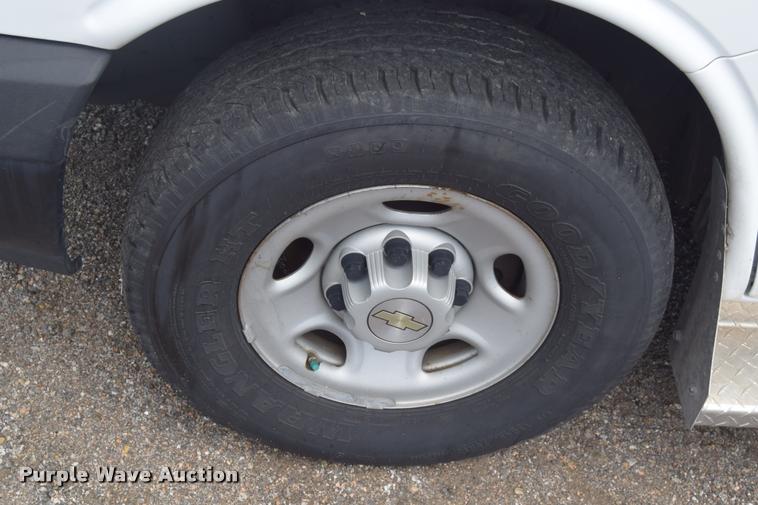 image for item L2526 2008 Chevrolet Express 3500 Extended Cargo van