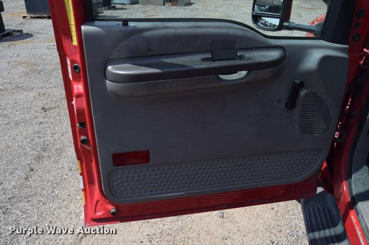 image for item L2527 2004 Ford F550 Super Duty XL Crew Cab utility truck