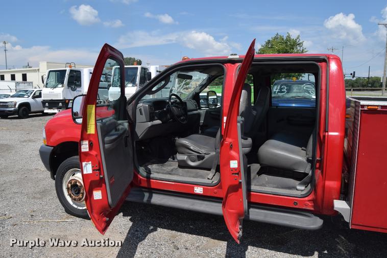 image for item L2527 2004 Ford F550 Super Duty XL Crew Cab utility truck