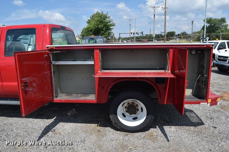 image for item L2527 2004 Ford F550 Super Duty XL Crew Cab utility truck