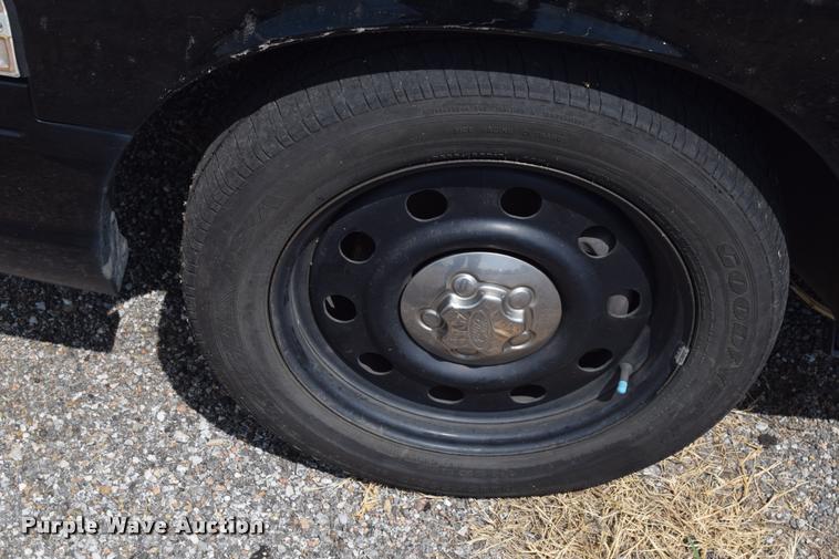 image for item L2528 2011 Ford Crown Victoria Police Interceptor