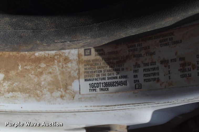 image for item L2529 2006 Chevrolet Colorado Crew Cab pickup truck