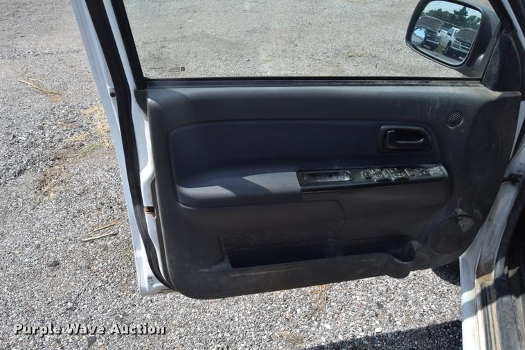 image for item L2529 2006 Chevrolet Colorado Crew Cab pickup truck