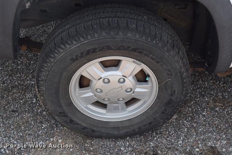 image for item L2529 2006 Chevrolet Colorado Crew Cab pickup truck