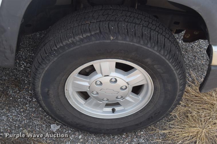 image for item L2529 2006 Chevrolet Colorado Crew Cab pickup truck