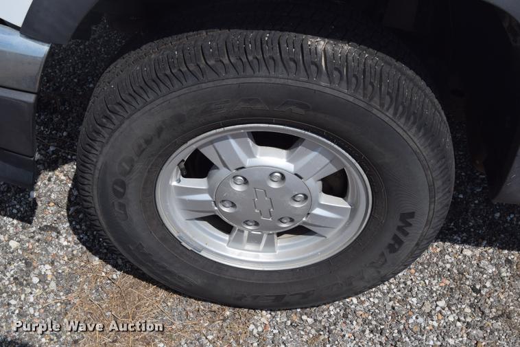 image for item L2529 2006 Chevrolet Colorado Crew Cab pickup truck