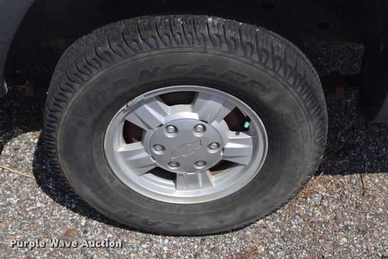 image for item L2529 2006 Chevrolet Colorado Crew Cab pickup truck