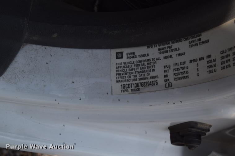 image for item L2530 2006 Chevrolet Colorado Crew Cab pickup truck