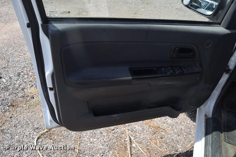 image for item L2530 2006 Chevrolet Colorado Crew Cab pickup truck