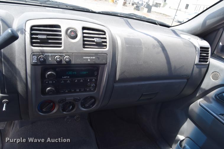 image for item L2530 2006 Chevrolet Colorado Crew Cab pickup truck