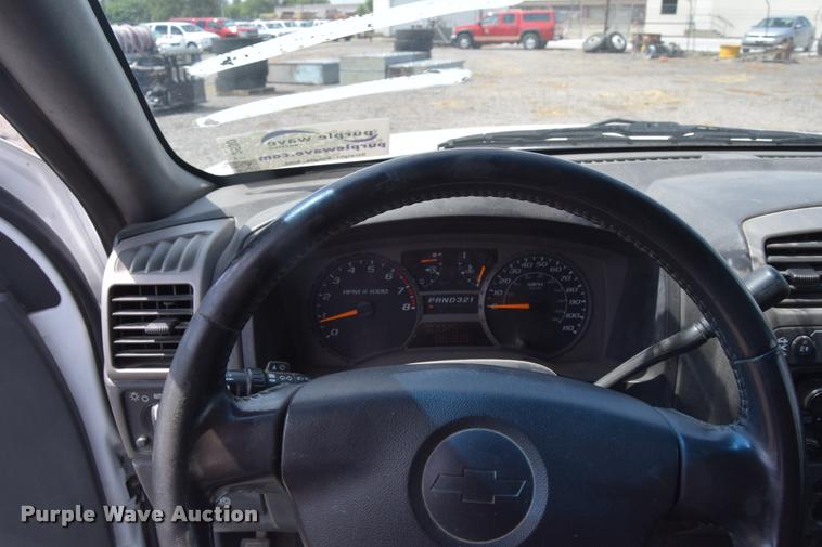 image for item L2530 2006 Chevrolet Colorado Crew Cab pickup truck