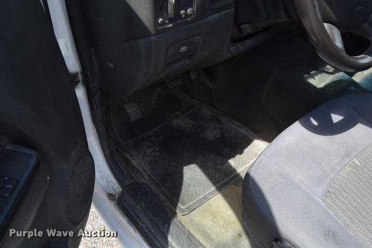 image for item L2530 2006 Chevrolet Colorado Crew Cab pickup truck