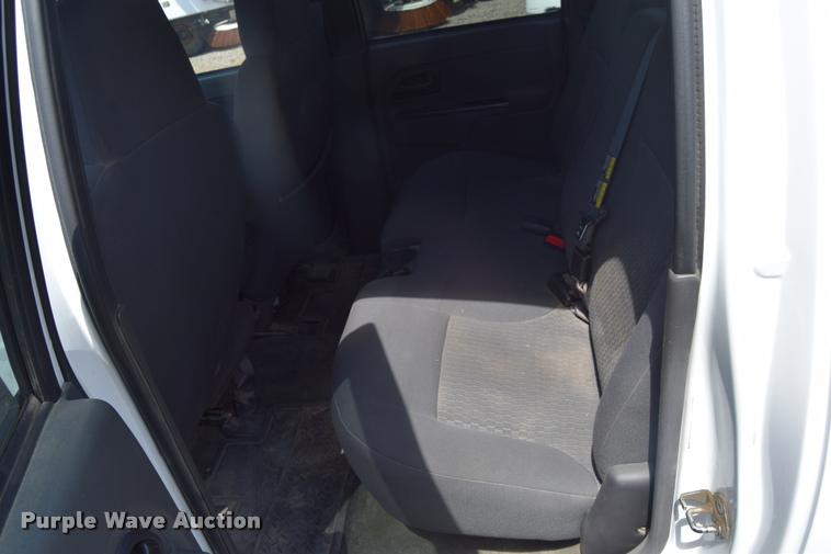 image for item L2530 2006 Chevrolet Colorado Crew Cab pickup truck