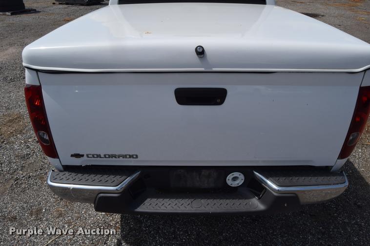 image for item L2530 2006 Chevrolet Colorado Crew Cab pickup truck