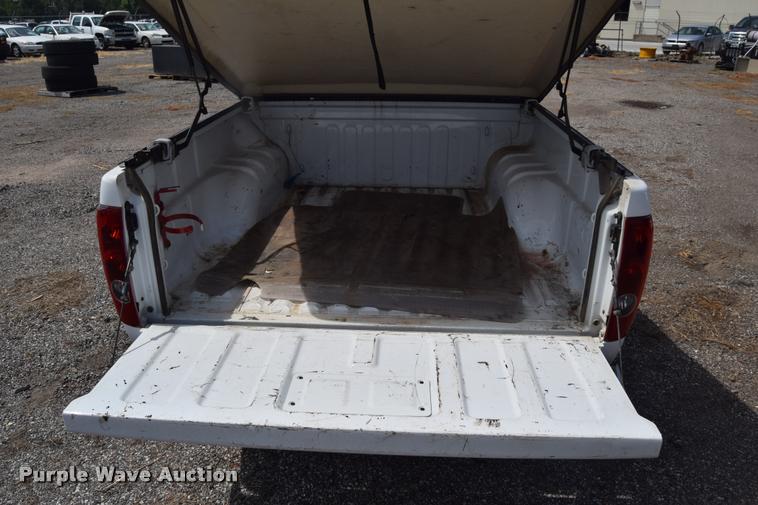 image for item L2530 2006 Chevrolet Colorado Crew Cab pickup truck