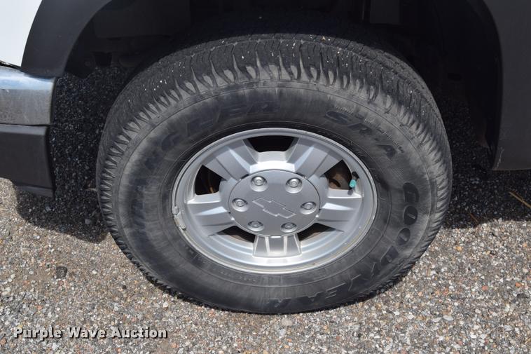 image for item L2530 2006 Chevrolet Colorado Crew Cab pickup truck
