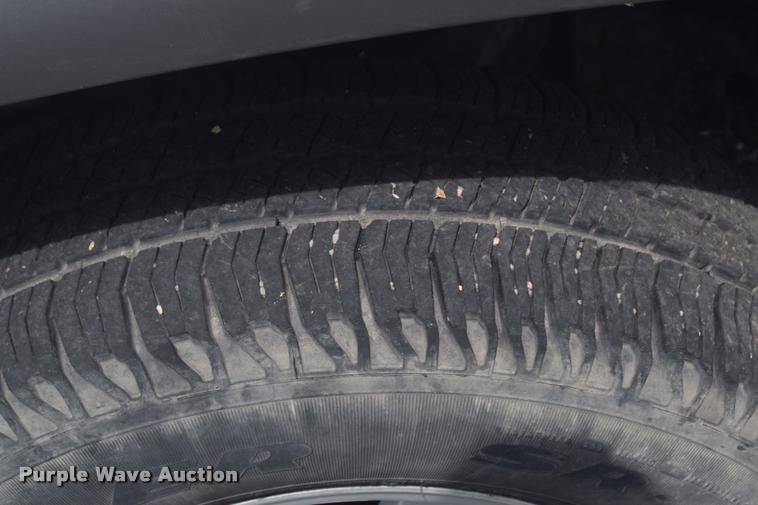 image for item L2530 2006 Chevrolet Colorado Crew Cab pickup truck