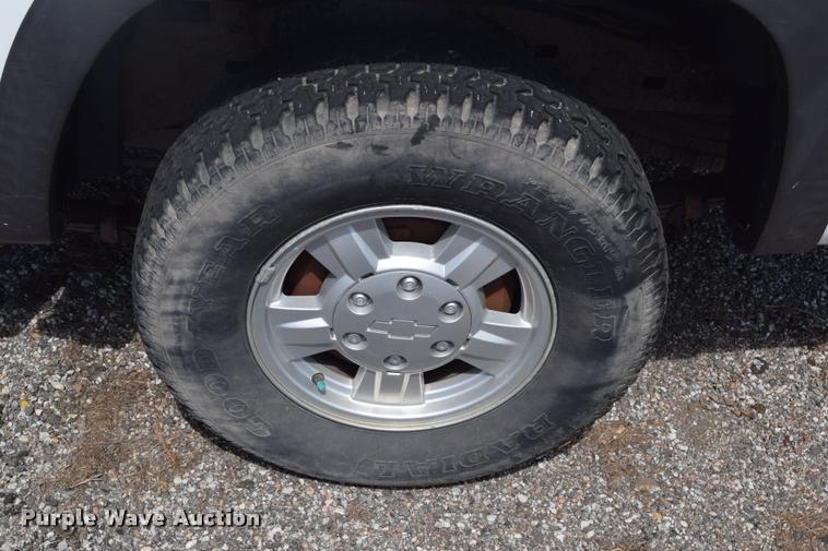 image for item L2530 2006 Chevrolet Colorado Crew Cab pickup truck